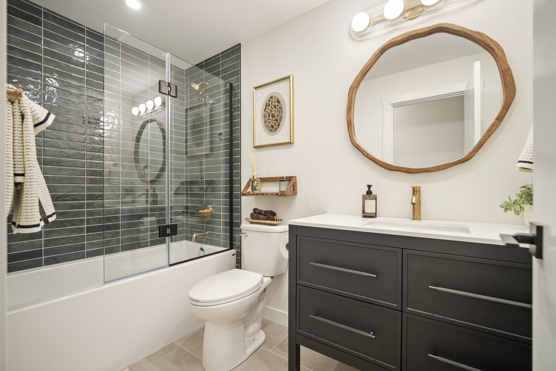 Goldbar main bathroom